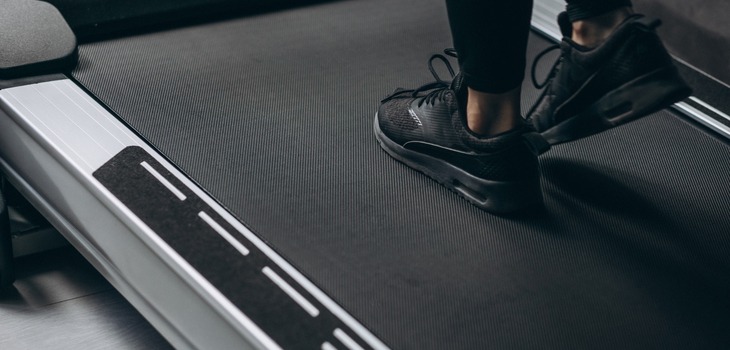 Тренировка за бягаща пътека в стационарно състояние