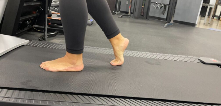 ползи от бягане на бягаща пътека бос